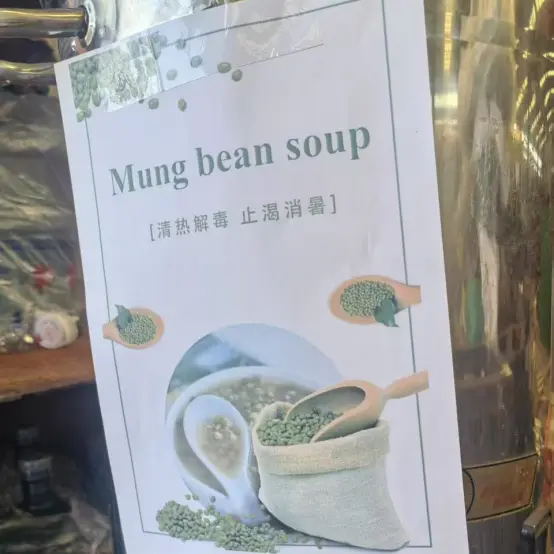 ली वेयुआन कामगारांना उष्माघात प्रतिबंध आणि शीतकरण पुरवठा वितरीत करते