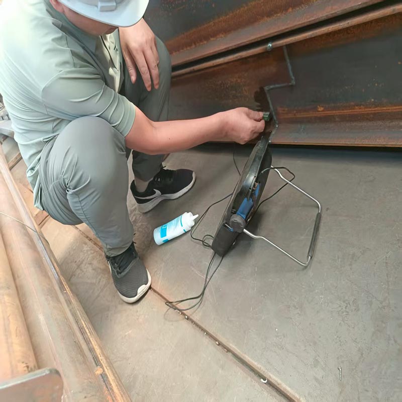 थायलंडला निर्यात केलेल्या स्टील स्ट्रक्चर वेअरहाऊसची अल्ट्रासोनिक चाचणी यशस्वीरित्या पूर्ण करते.